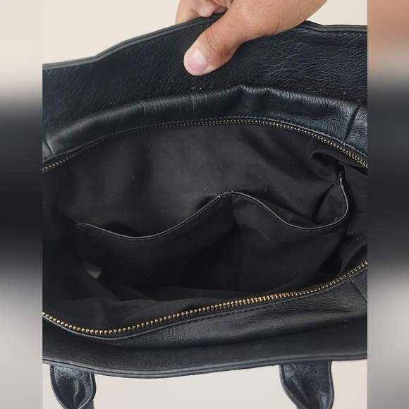 Black Handbag 👛🖤 - Picture 3 of 9